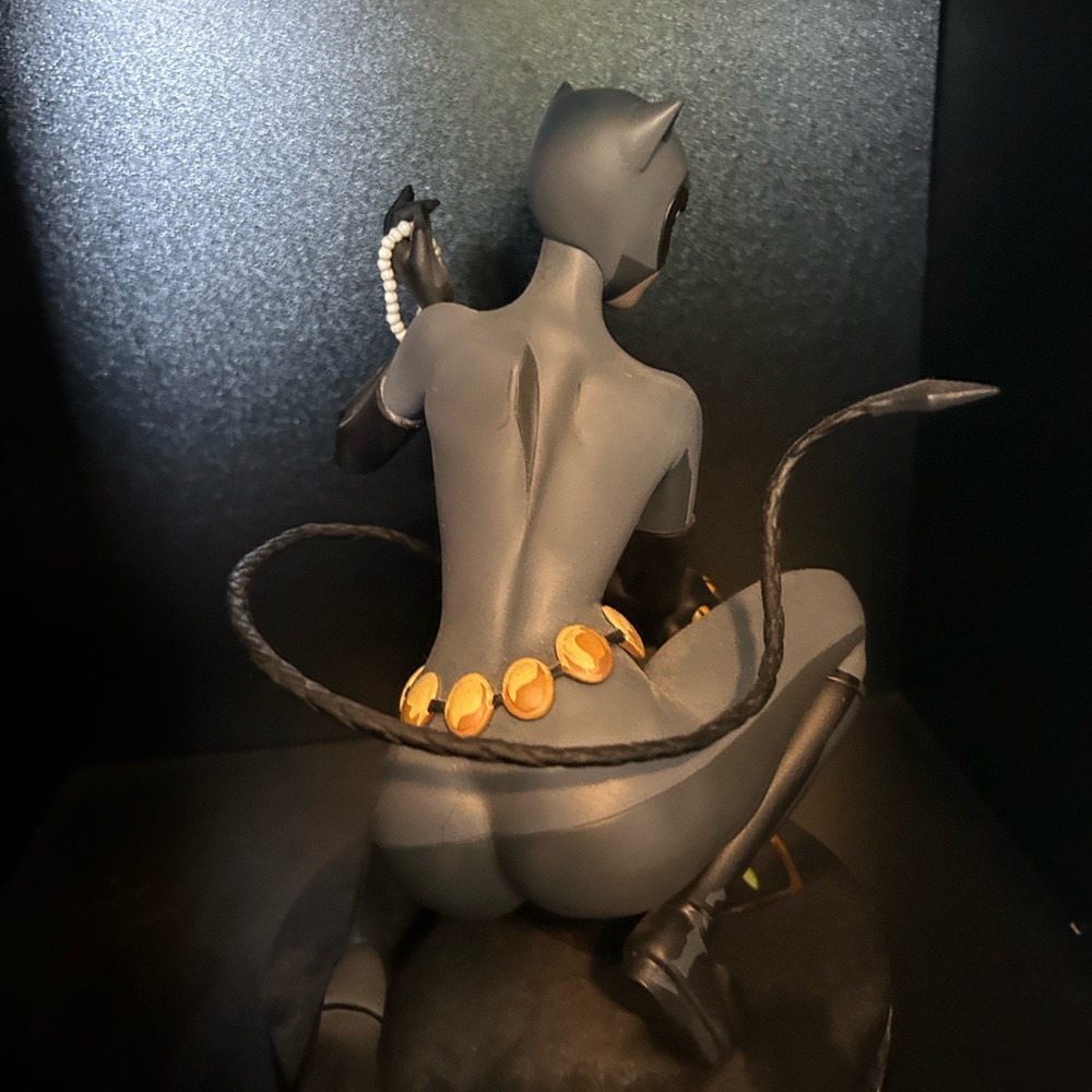 McFarlane DC Design Catwoman statue with box :) - Picture 8 of 16